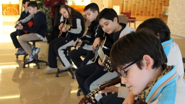 Kemerburgaz Kampüsü Müzik Yetenek Dersi Öğrencilerinin "Lobi Dinletisi"