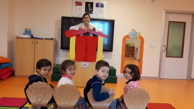Kemerburgaz Okyanus Kolejı Okul Öncesi Çiçekler Grubu Kukla Etkinliğinde