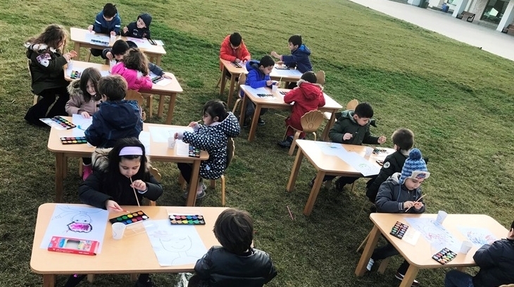 Kemerburgaz Okyanus Koleji Yıldızlar Grubu Öğrencileri Okulumuzun Bahçesinde Sulu Boya Çalışması Yapıyor