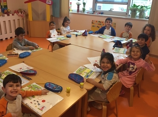 Kemerburgaz Okyanus Koleji Yıldızlar Grubu Öğrencileri Okuma-Yazma Hazırlık Etkinliğinde “Geçmişten Günümüze Gözlük” Çalışmasını Tamamladılar