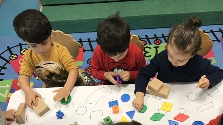 Mavişehir Okyanus Koleji Okul Öncesi Denizyıldızları Grubu Şekilleri Eşleştiriyor