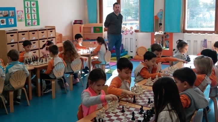 Mimarsinan Okyanus Koleji Okul Öncesi Gökkuşağı Grubu Satranç Etkinliğinde