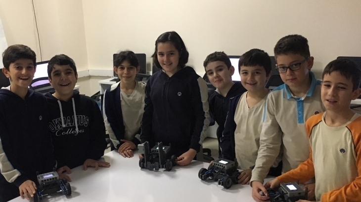 Mimarsinan Okyanus Koleji Vex Robotics Dersinde Hem Eğleniyor, Hem Kodluyor