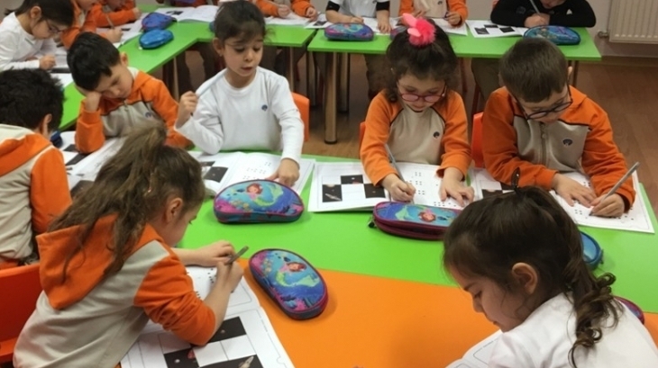 Okul Öncesi Bulutlar Grubu öğrencileri Okuma Yazmaya Hazırlık Etkinliği Dersinde