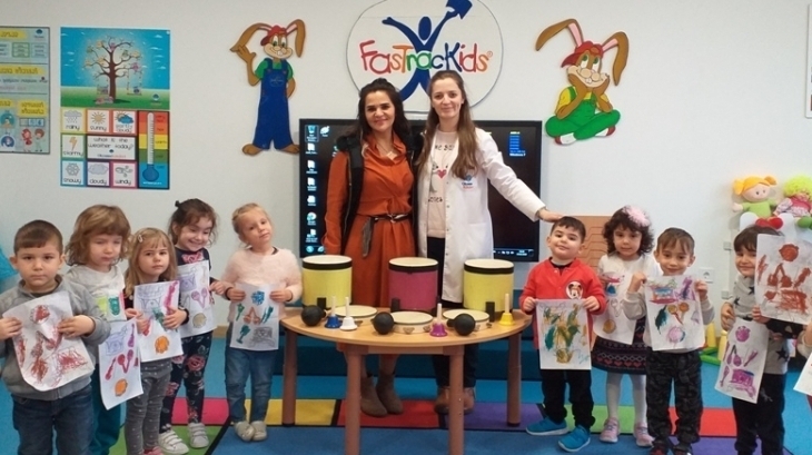 Okul Öncesi Çiçekler Sınıfı Aile Katılımı Etkinliğinde “Enstrüman” Aletlerini  Öğreniyor.