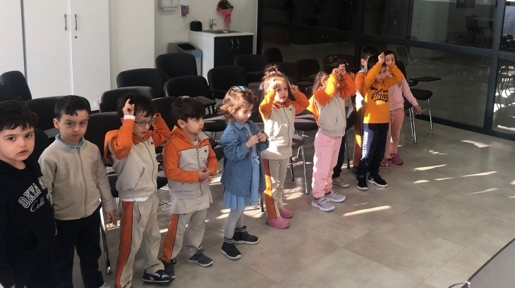 Okul Öncesi Deniz Yılzdızı Grubu Öğrencileri Müzik Dersinde