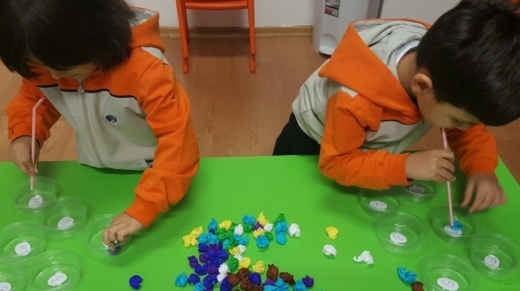 Okul Öncesi Mercan Grubu Bütünleştirilmiş Fen-Matematik Oyun  Dersinde Eğlenceli Zaman Geçiriyor