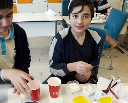 Okyanus İncek Şubemizde Çözünme Hızına Etki Eden Etmenleri Deneylerle Öğrendik