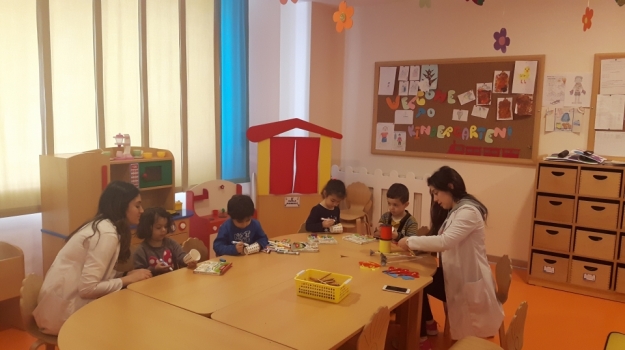 Özel Kemerburgaz Okyanus Koleji Okul Öncesi Çiçekler Grubu Uzay Hakkında ki Bütün Bilgilerin  İngilizce ve Türkçelerini Öğreniyor