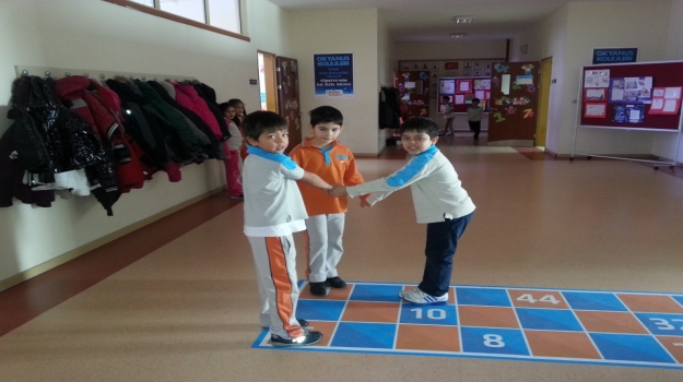 İlkokul Koridorları Sayı Kartları ile Renklendi