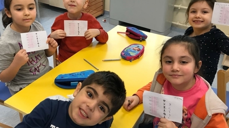 Sancaktepe Okyanus Koleji Okul Öncesi Yıldızlar Grubu Öğrencileri Satranç Dersinde