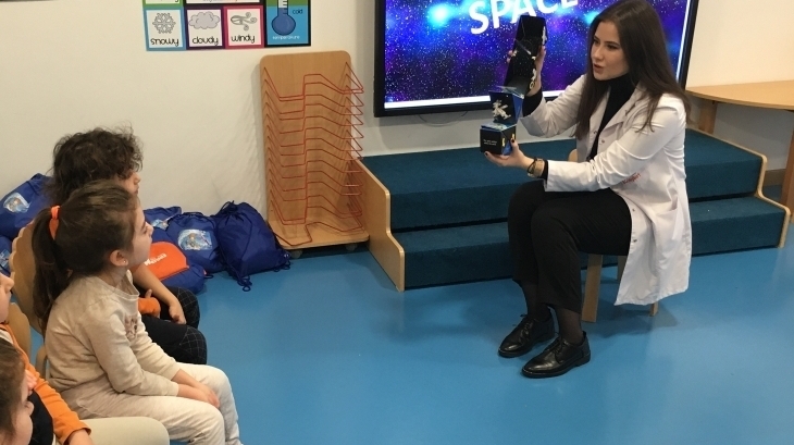 Yıldızlar ve Güneş Grubu İngilizce Bilingual Dersinde “Roly Poly Space” Hikayesini Okuduktan Sonra Uzaya Keyifli Bir Yolculuk Yaptı