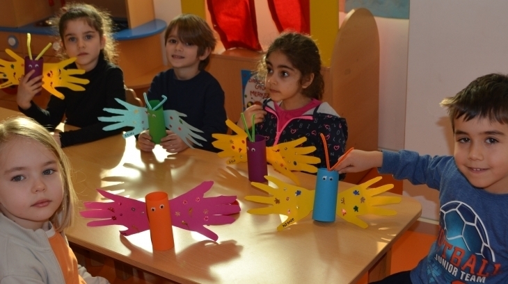 Yıldızlar ve Güneş Sınıfı Öğrencileri "Uç Uç Kelebek" Etkinliğini Yapıyor