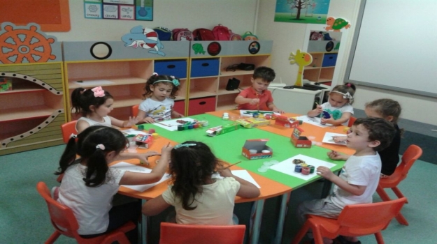 Bahçelievler Okyanus Anaokulu Yaz Okulu Öğrencilerimiz Sanat Etkinliği Dersinde