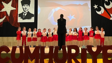 İncek Okyanus Kolejinde, anaokulu öğrencilerimizin katılımıyla Cumhuriyetimizin filizlerini sevgiyle yeşerttik.  Küçük yürekler, büyük bir Cumhuriyet inancıyla buluştu